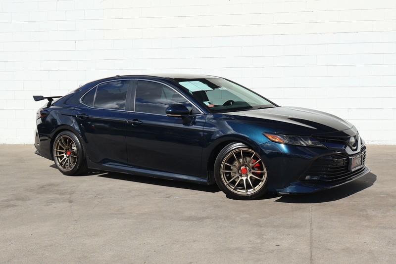 Toyota Camry Vehicle Full-screen Gallery Image 01