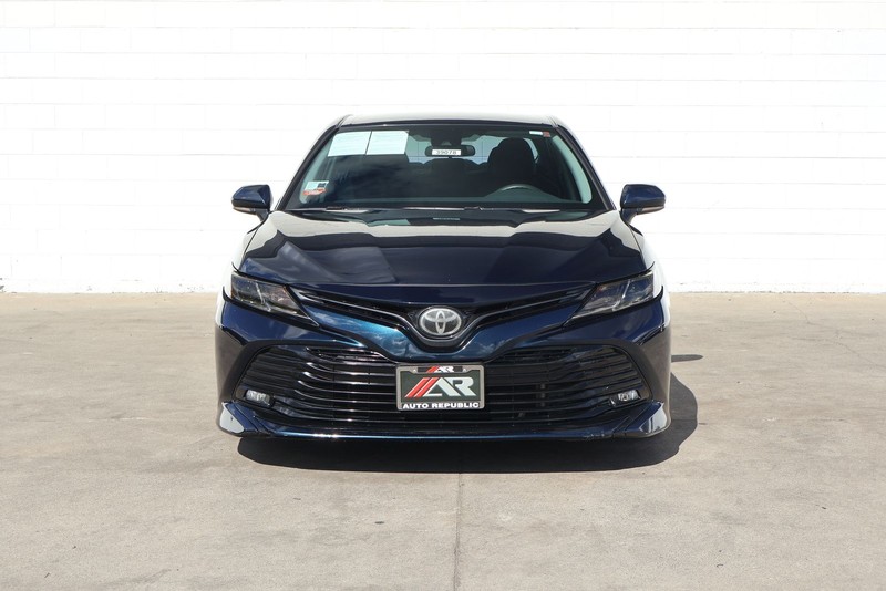 Toyota Camry Vehicle Full-screen Gallery Image 02