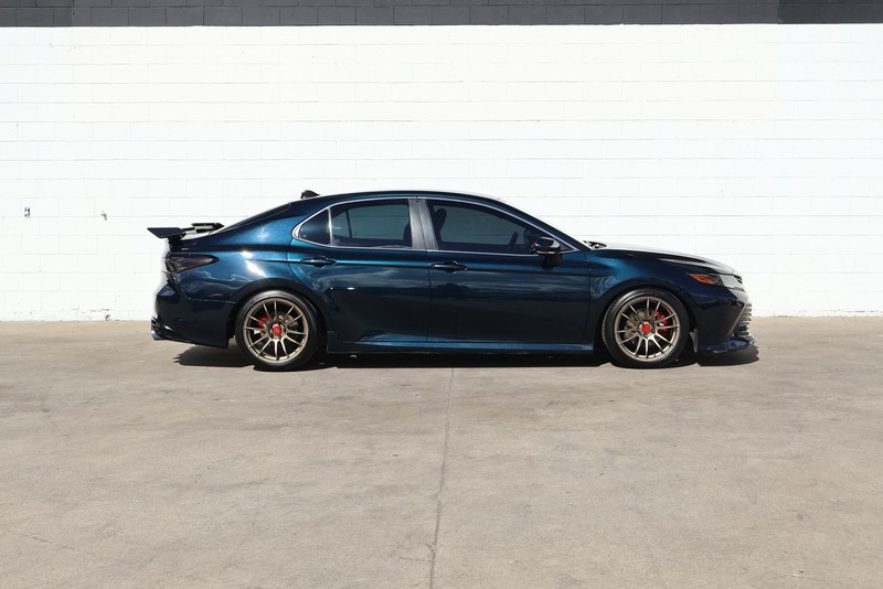 Toyota Camry Vehicle Full-screen Gallery Image 04