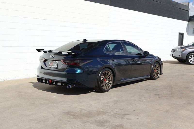 Toyota Camry Vehicle Full-screen Gallery Image 05