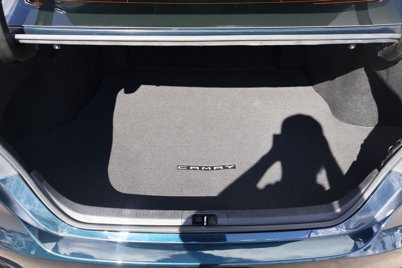 Toyota Camry Vehicle Full-screen Gallery Image 08