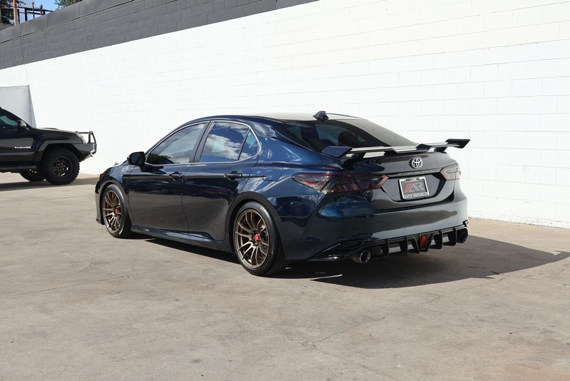 Toyota Camry Vehicle Full-screen Gallery Image 09