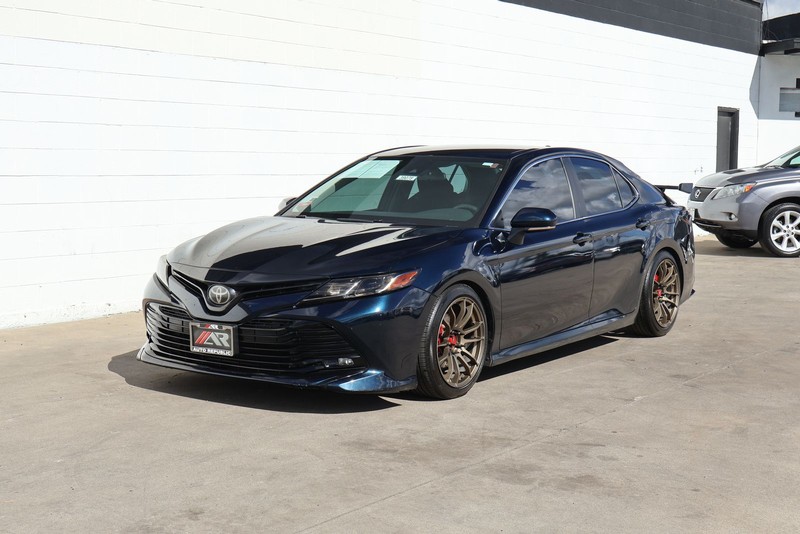 Toyota Camry Vehicle Full-screen Gallery Image 11