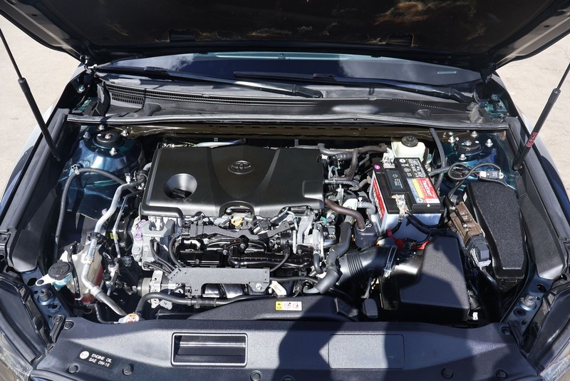 Toyota Camry Vehicle Full-screen Gallery Image 12