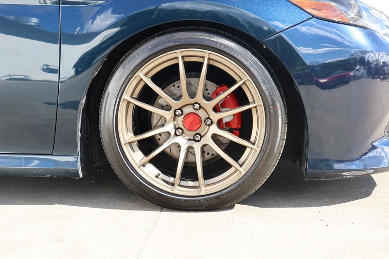 Toyota Camry Vehicle Full-screen Gallery Image 13