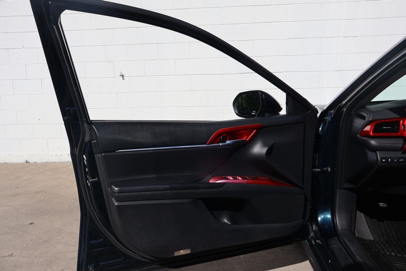 Toyota Camry Vehicle Full-screen Gallery Image 14