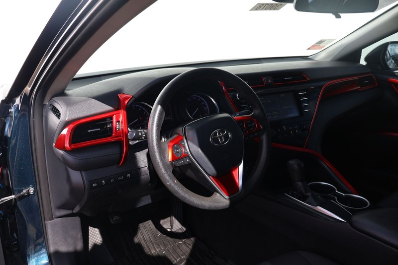 Toyota Camry Vehicle Full-screen Gallery Image 15