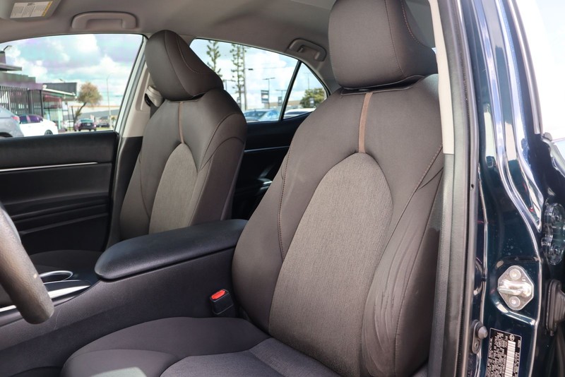 Toyota Camry Vehicle Full-screen Gallery Image 16