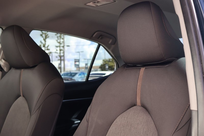 Toyota Camry Vehicle Full-screen Gallery Image 17