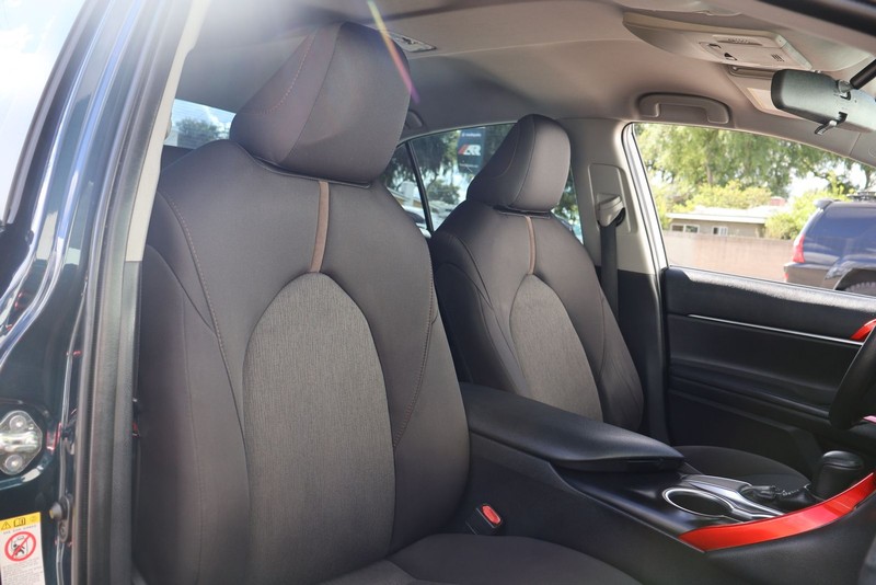 Toyota Camry Vehicle Full-screen Gallery Image 19