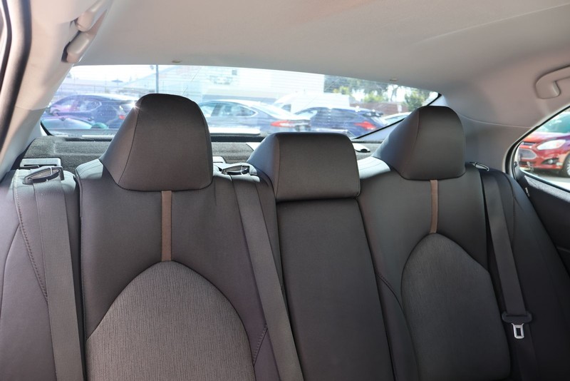 Toyota Camry Vehicle Full-screen Gallery Image 20