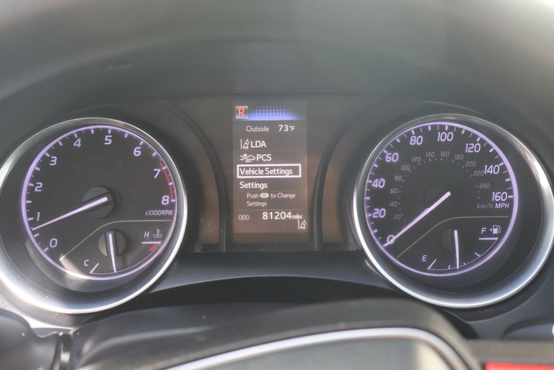 Toyota Camry Vehicle Full-screen Gallery Image 22