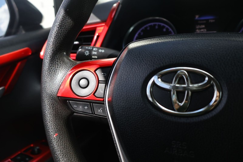 Toyota Camry Vehicle Full-screen Gallery Image 24