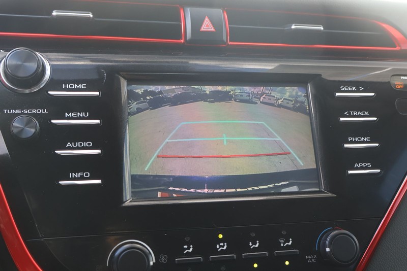 Toyota Camry Vehicle Full-screen Gallery Image 28