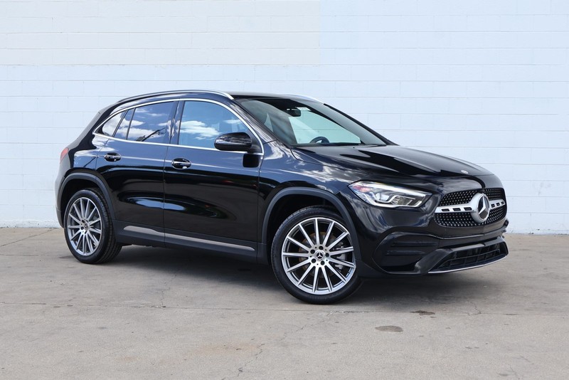 Mercedes-Benz GLA 250 Vehicle Full-screen Gallery Image 01