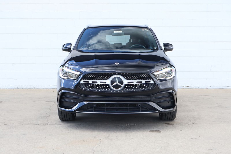 Mercedes-Benz GLA 250 Vehicle Full-screen Gallery Image 02