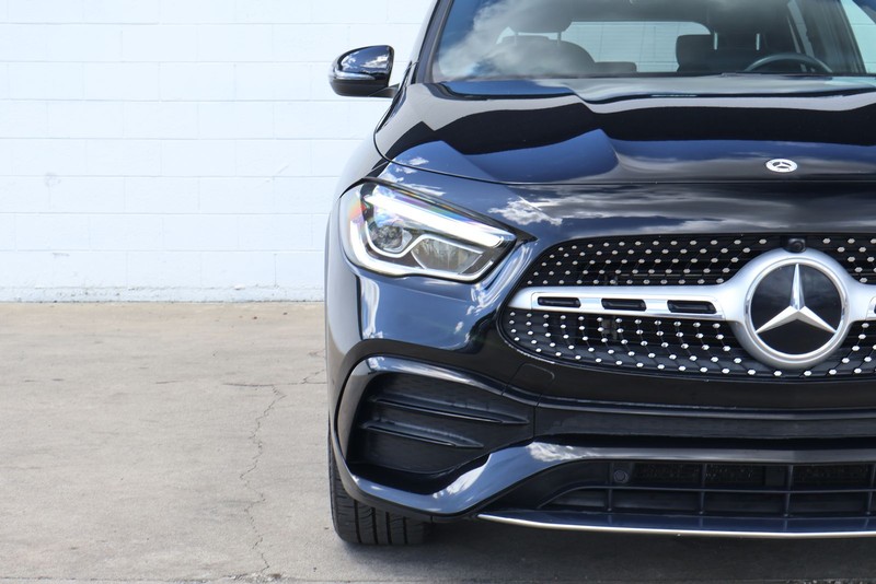 Mercedes-Benz GLA 250 Vehicle Full-screen Gallery Image 03