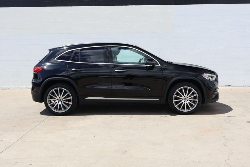 Mercedes-Benz GLA 250 Vehicle Full-screen Gallery Image 04