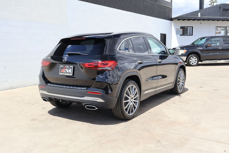 Mercedes-Benz GLA 250 Vehicle Full-screen Gallery Image 05