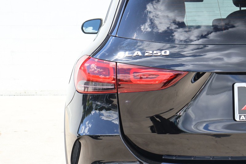 Mercedes-Benz GLA 250 Vehicle Full-screen Gallery Image 07