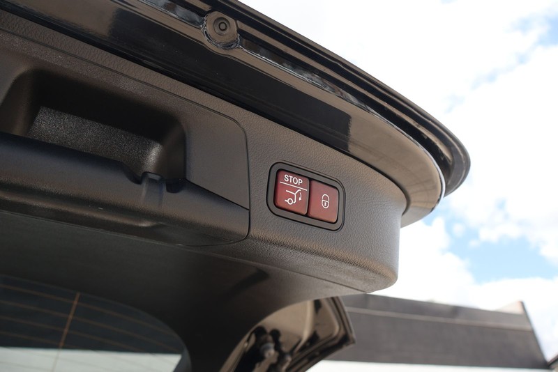 Mercedes-Benz GLA 250 Vehicle Full-screen Gallery Image 09