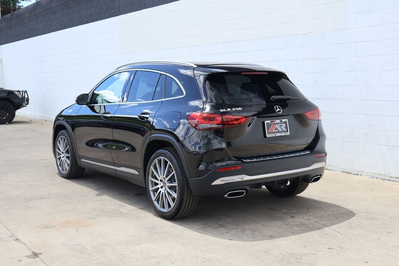 Mercedes-Benz GLA 250 Vehicle Full-screen Gallery Image 10