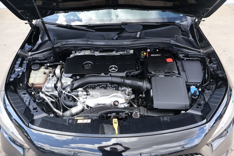 Mercedes-Benz GLA 250 Vehicle Full-screen Gallery Image 13