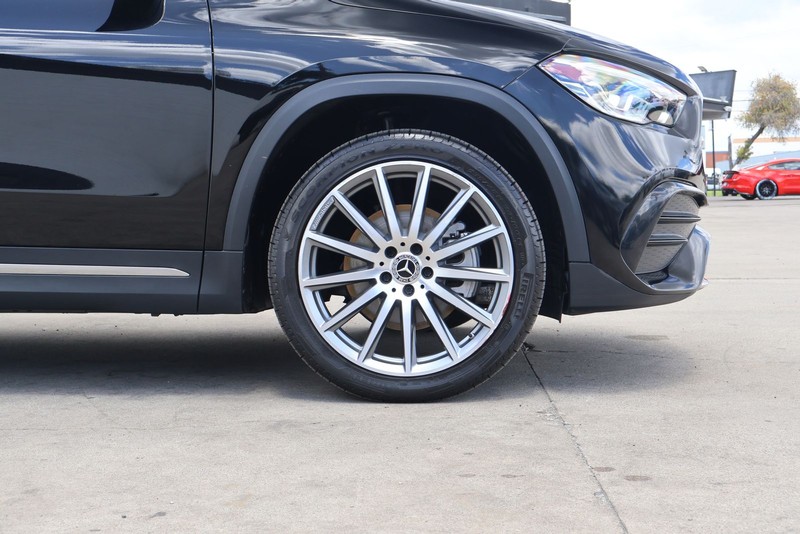 Mercedes-Benz GLA 250 Vehicle Full-screen Gallery Image 14