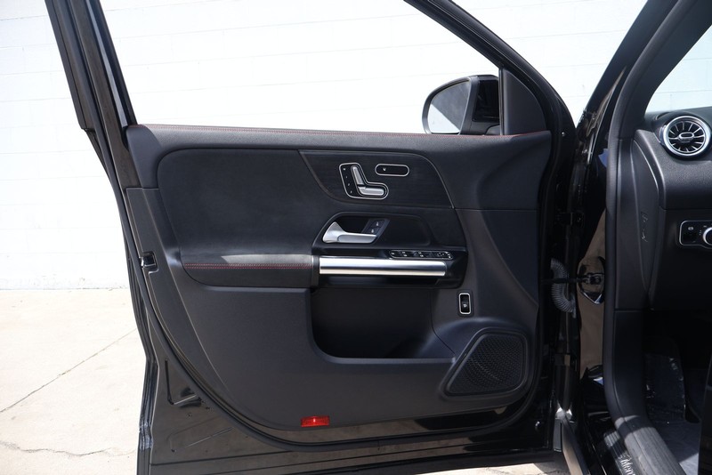 Mercedes-Benz GLA 250 Vehicle Full-screen Gallery Image 15