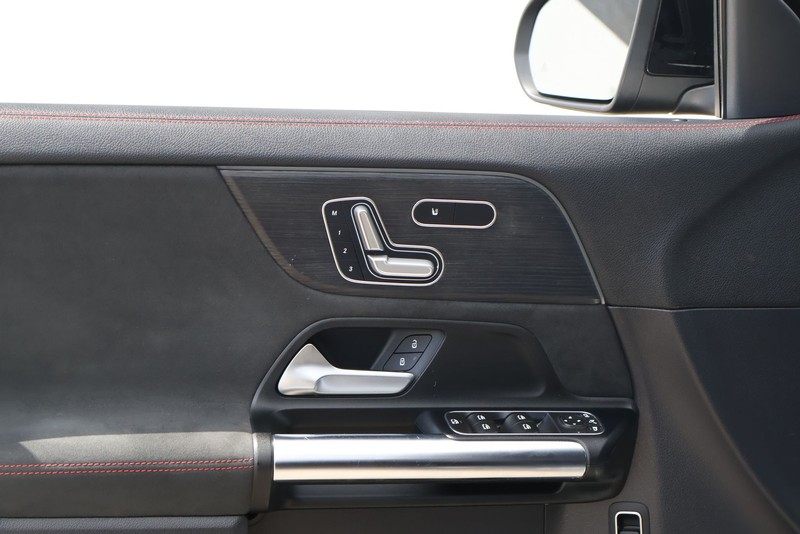 Mercedes-Benz GLA 250 Vehicle Full-screen Gallery Image 16