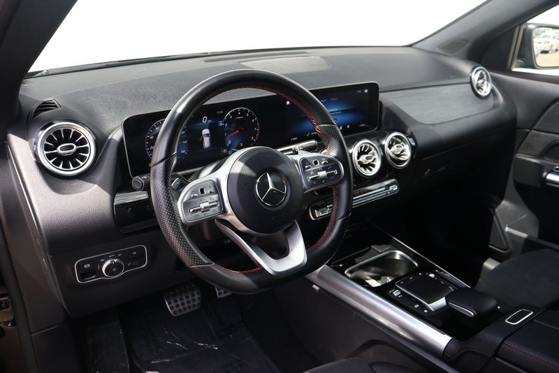 Mercedes-Benz GLA 250 Vehicle Full-screen Gallery Image 17