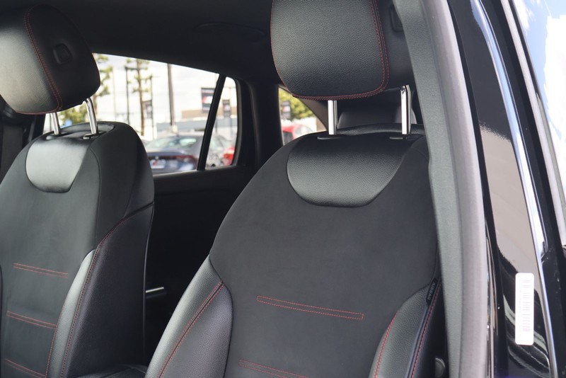 Mercedes-Benz GLA 250 Vehicle Full-screen Gallery Image 19