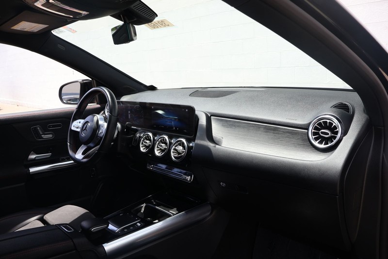 Mercedes-Benz GLA 250 Vehicle Full-screen Gallery Image 20