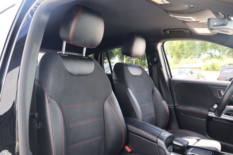 Mercedes-Benz GLA 250 Vehicle Full-screen Gallery Image 21