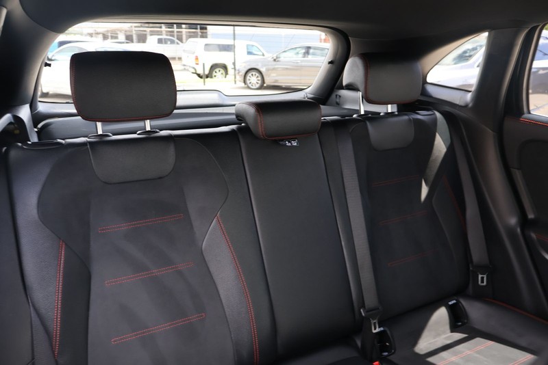 Mercedes-Benz GLA 250 Vehicle Full-screen Gallery Image 22