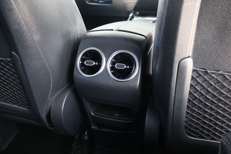 Mercedes-Benz GLA 250 Vehicle Full-screen Gallery Image 23