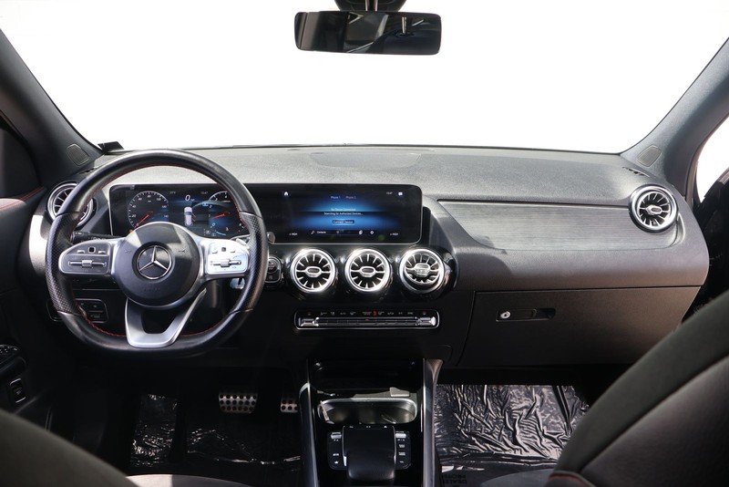 Mercedes-Benz GLA 250 Vehicle Full-screen Gallery Image 24