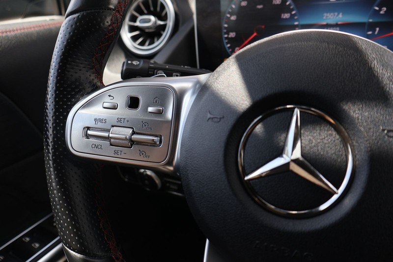 Mercedes-Benz GLA 250 Vehicle Full-screen Gallery Image 27