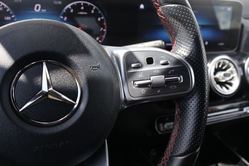 Mercedes-Benz GLA 250 Vehicle Full-screen Gallery Image 28