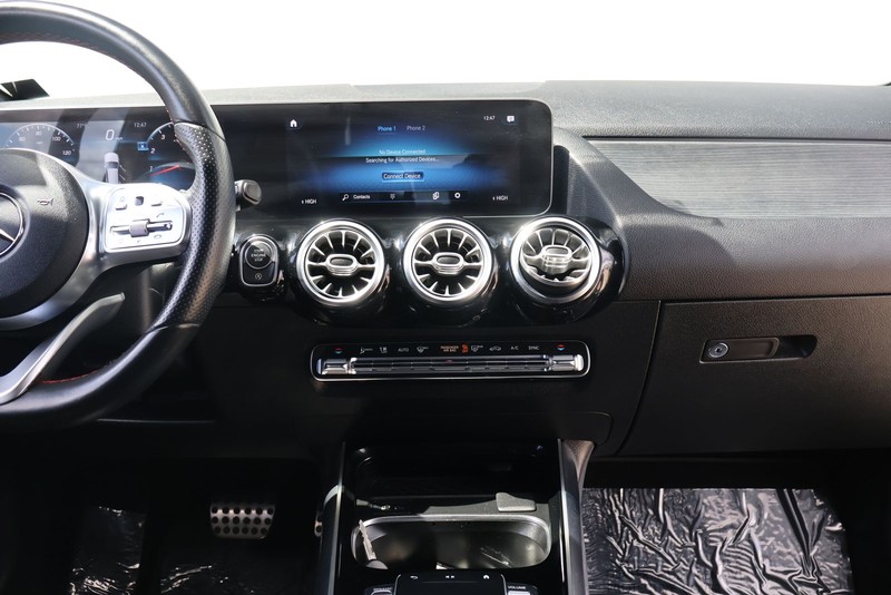 Mercedes-Benz GLA 250 Vehicle Full-screen Gallery Image 29