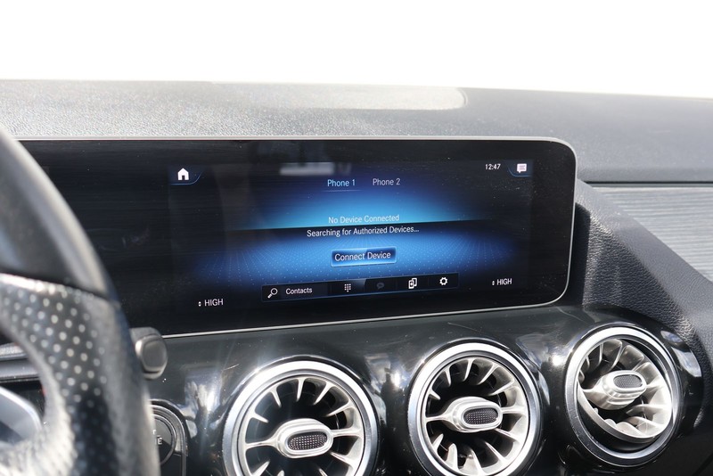 Mercedes-Benz GLA 250 Vehicle Full-screen Gallery Image 30