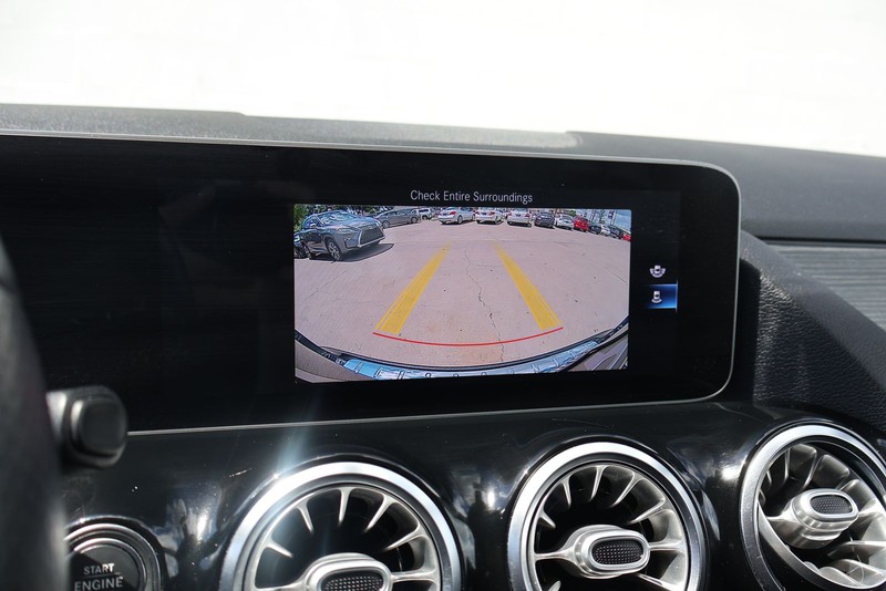 Mercedes-Benz GLA 250 Vehicle Full-screen Gallery Image 31