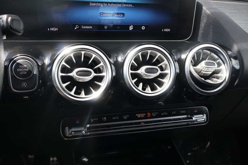 Mercedes-Benz GLA 250 Vehicle Full-screen Gallery Image 32