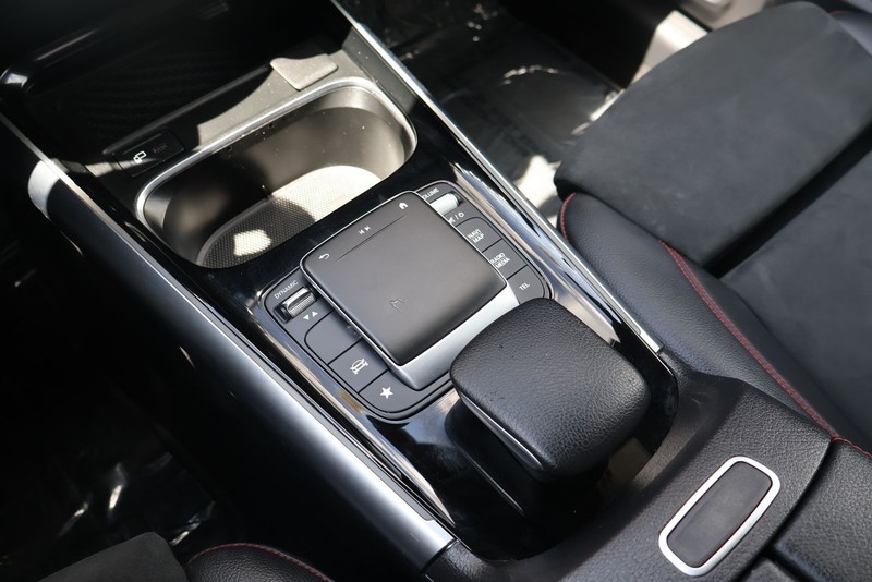 Mercedes-Benz GLA 250 Vehicle Full-screen Gallery Image 33