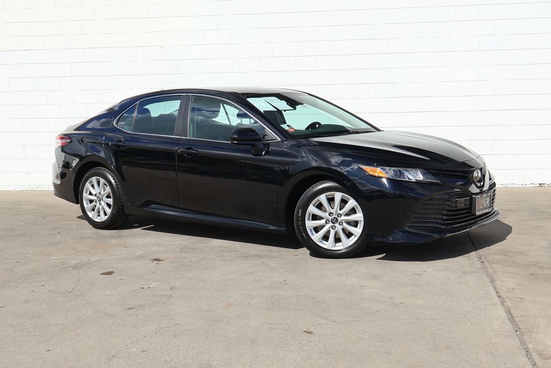 Toyota Camry Vehicle Full-screen Gallery Image 01