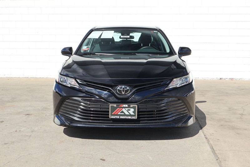 Toyota Camry Vehicle Full-screen Gallery Image 02