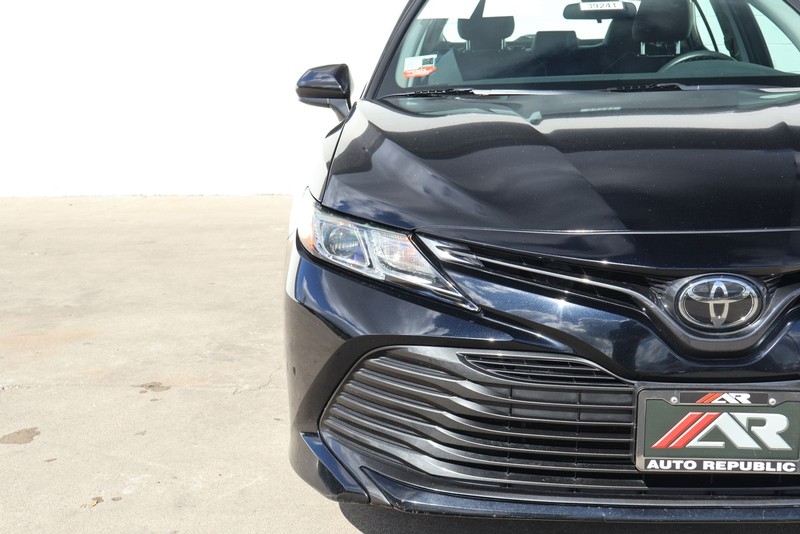 Toyota Camry Vehicle Full-screen Gallery Image 03