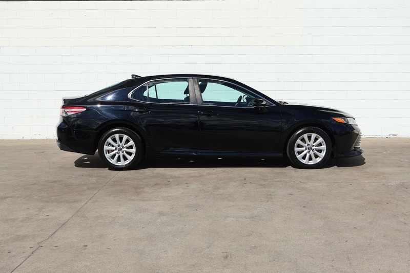 Toyota Camry Vehicle Full-screen Gallery Image 04