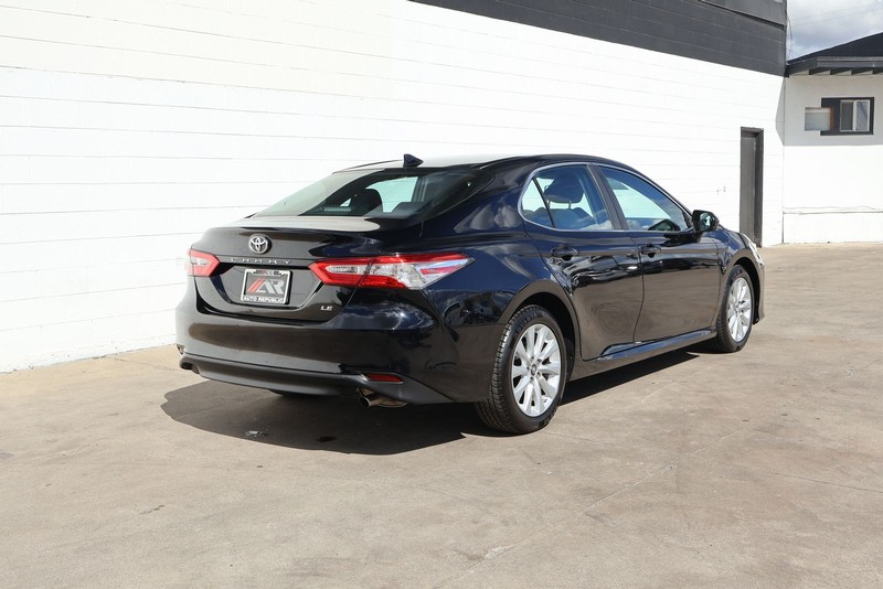 Toyota Camry Vehicle Full-screen Gallery Image 05