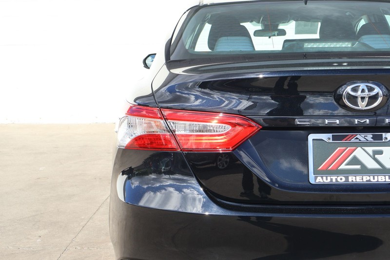 Toyota Camry Vehicle Full-screen Gallery Image 07